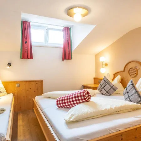 Mara's Little Boutique Sleepover - Budget 카프룬